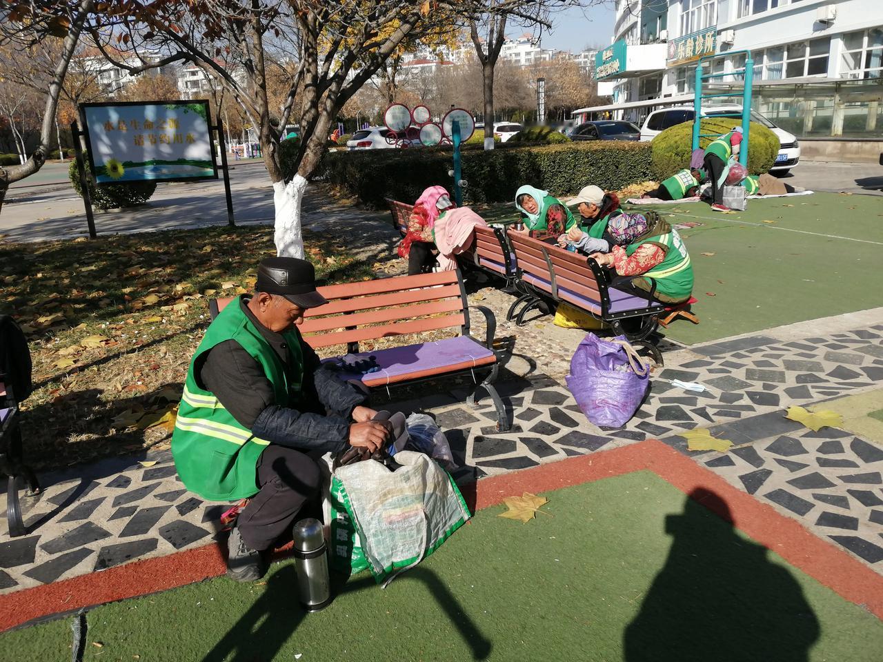 穷富鸿沟：生活不公与自我救赎

富人悠然自得，穷人挣扎求存。利益与真情的碰撞，凸