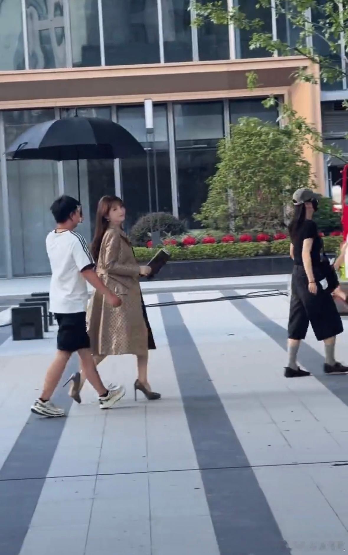 田曦薇拿书本像拿手提包田曦薇片场被喊妈妈路人随口的称呼换来甜甜的笑容待人亲和力十