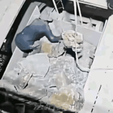 我的个天呐，看着就疼，太不安全了，这个应该设计用机器来操作，太残忍了！安全教育和