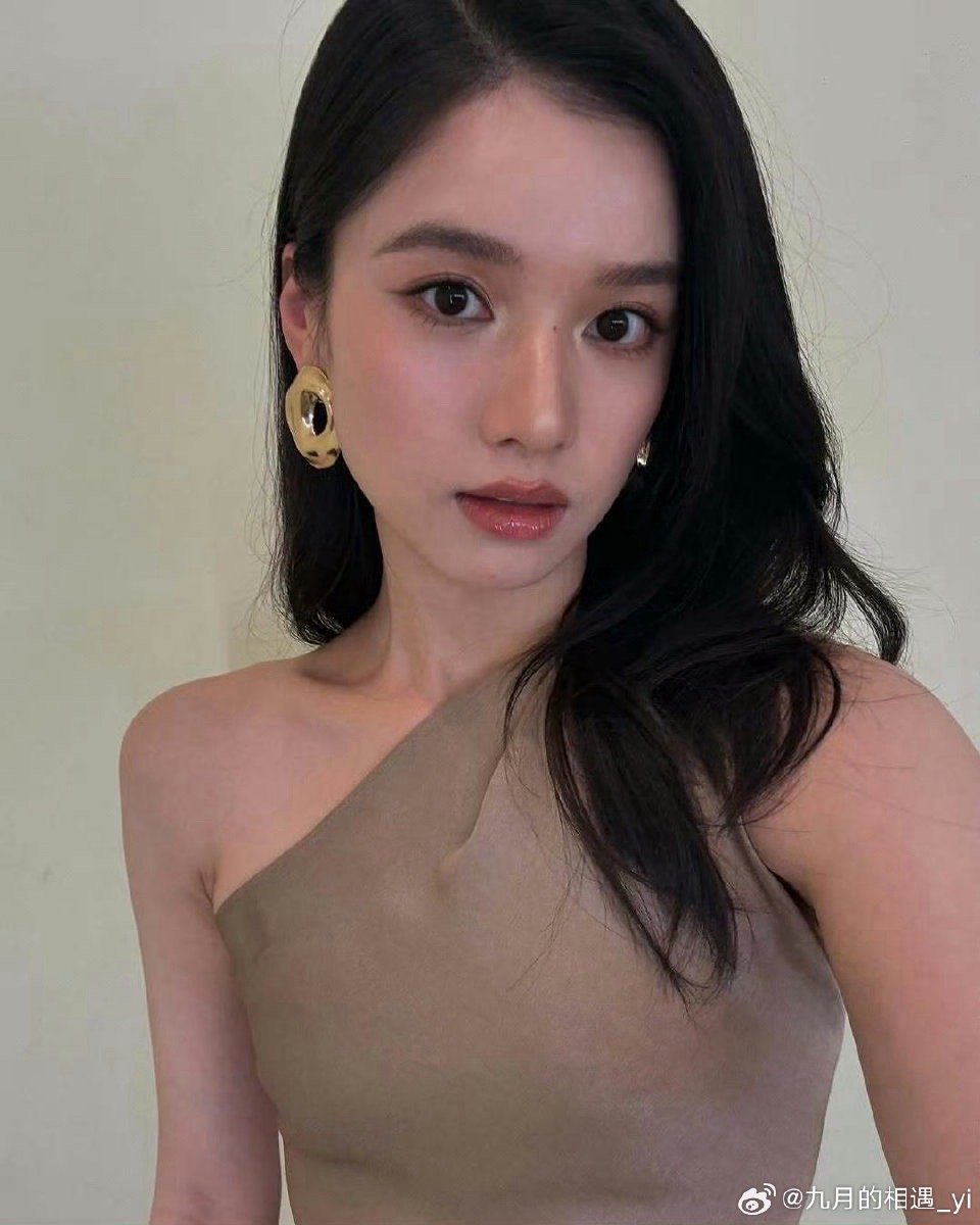 张婧仪[超话]  顶级骨相 ​​​