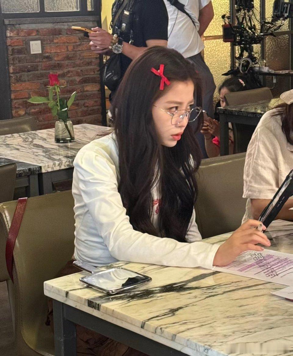 感觉虞书欣这张照片虽然没有精修，也没有很讲究构图，但是就是给人一种生活化的样子，