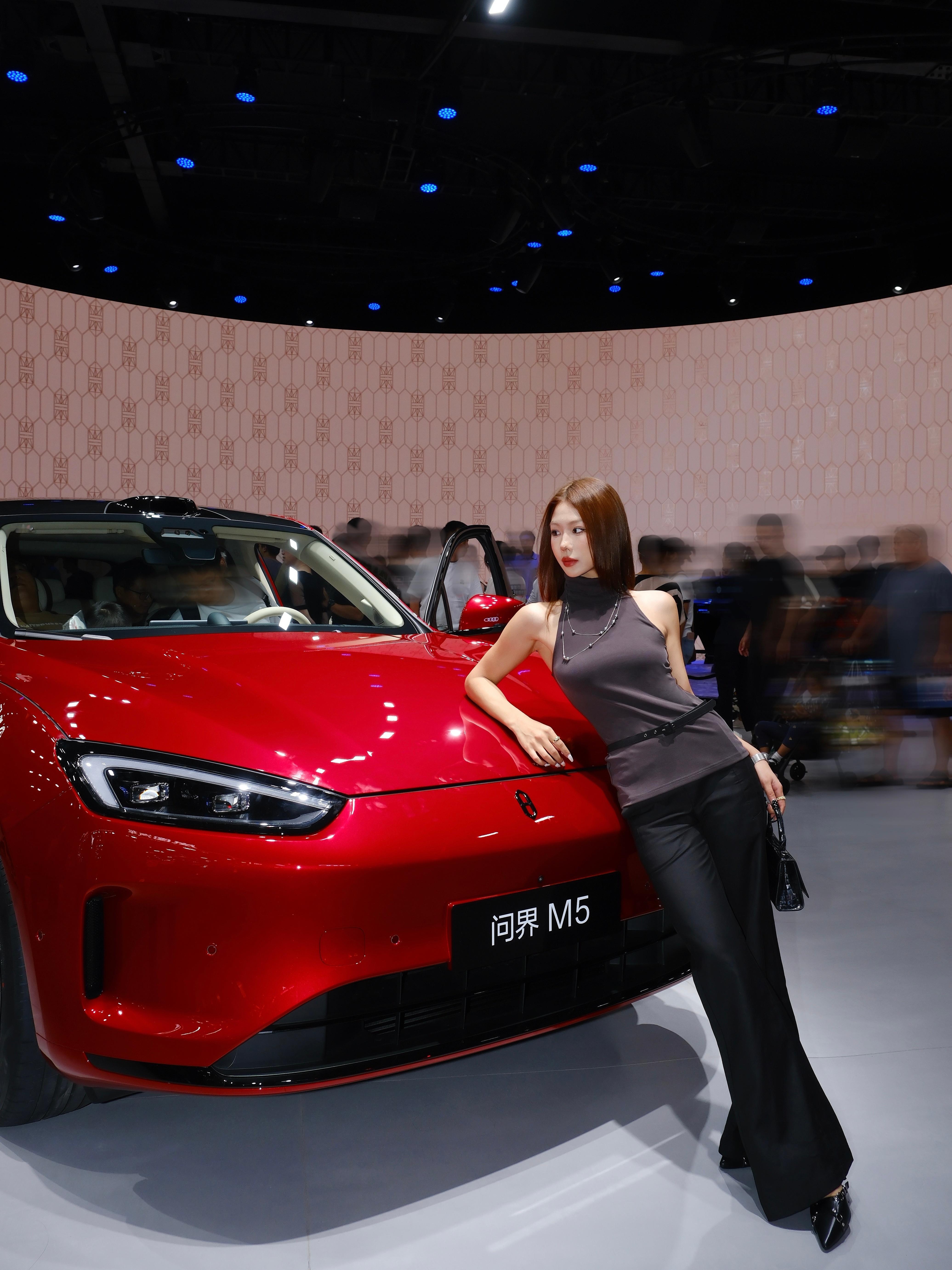 不拘一格，自有时尚态度，问界新M5Ultra 跃影红，定格极光瞬息之美2025成
