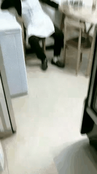 一名参加完93阅兵的兵哥哥，穿着军装来到一家饭店吃饭。饭店老板看到他背包上的阅兵