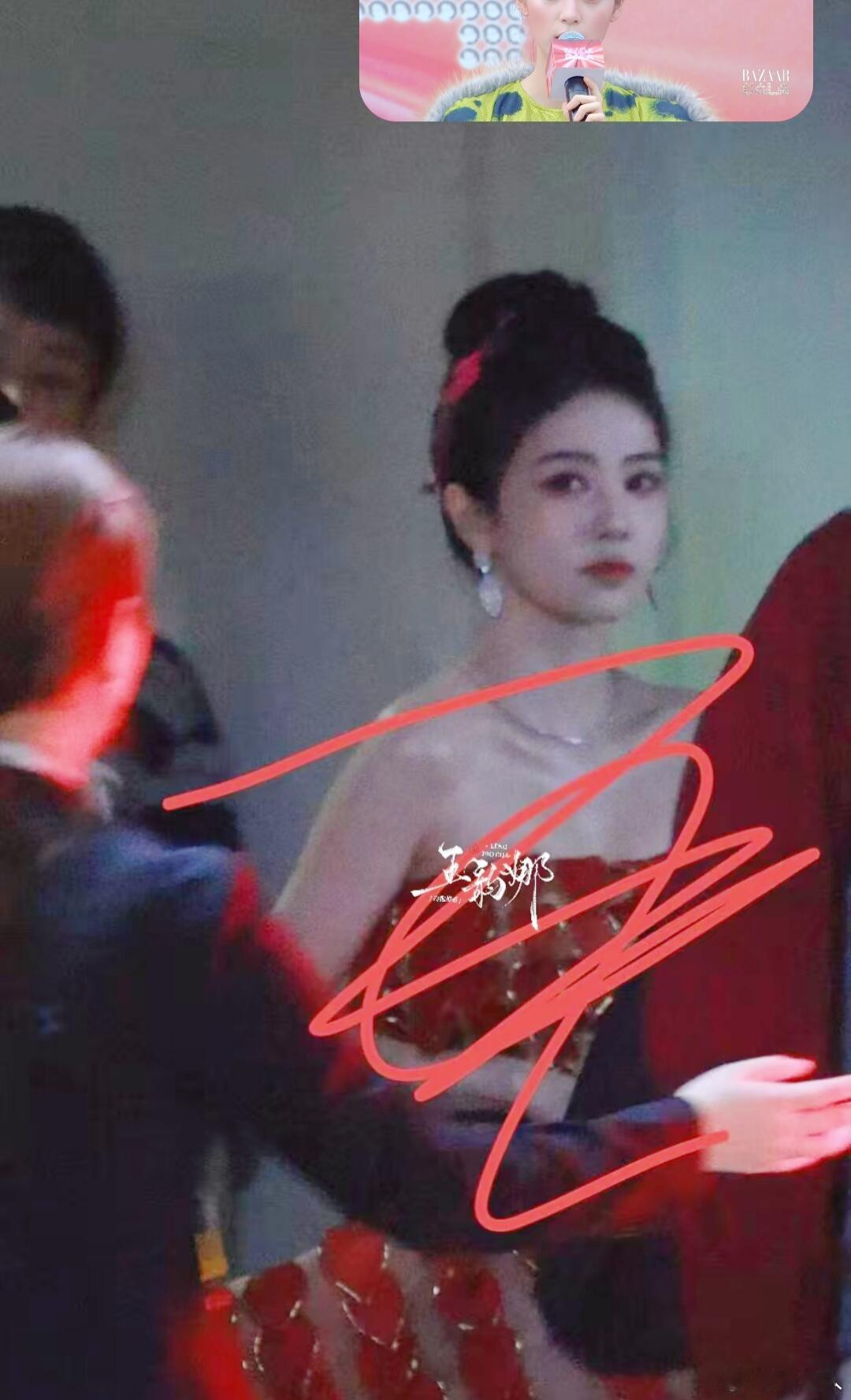 白鹿芭莎红毯造型是红裙盘发！！时尚芭莎红毯 ​​​