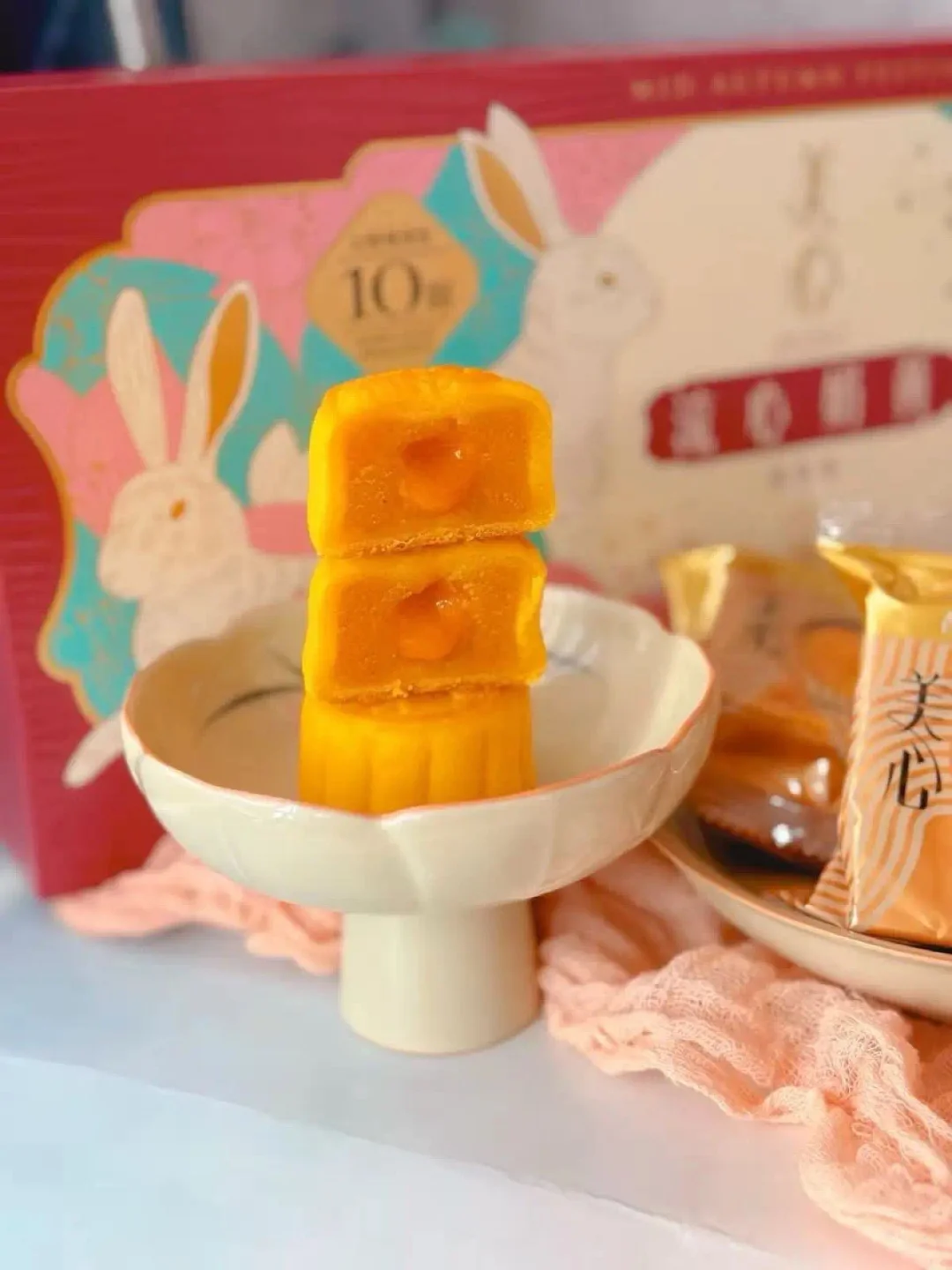 中秋节将至～泡一壶茶品美心香草流心月饼 月饼是双重烘焙  糅合法国黄油...