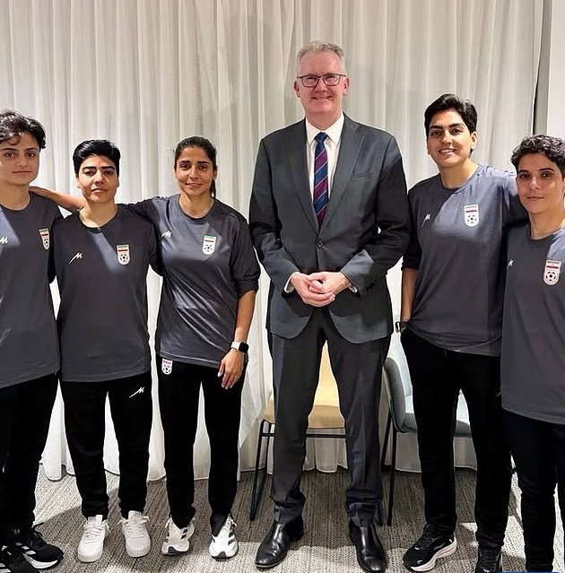 特朗普称战争已基本结束火线叛变的五位伊朗女足队员都要恨死特朗普了，她们的政治价值