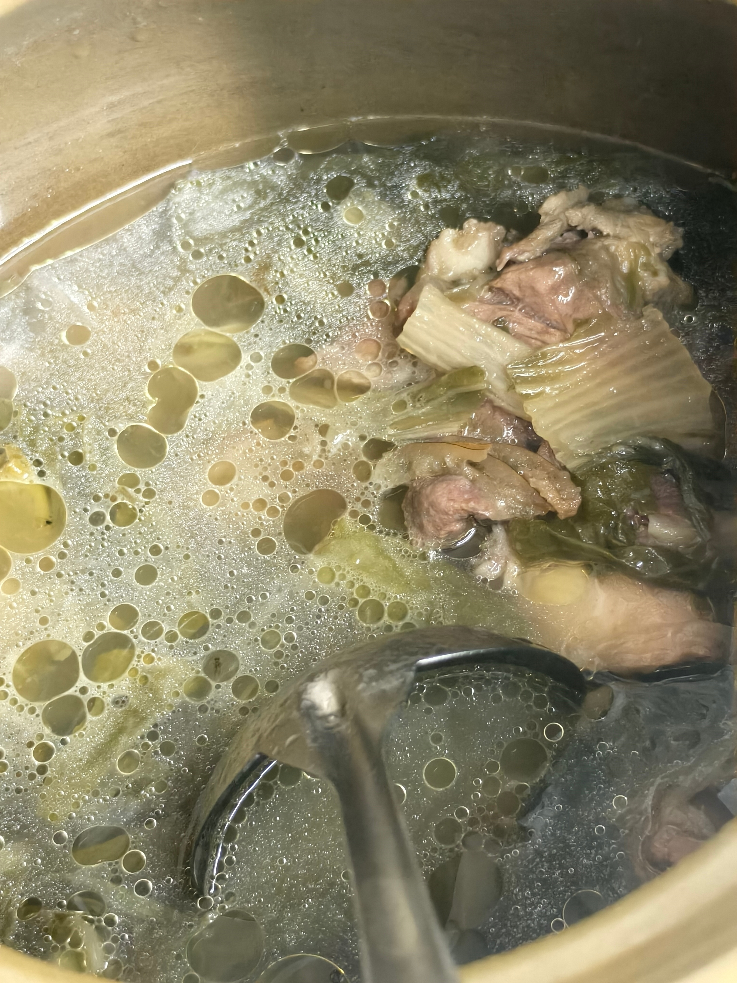 豪饮猪骨菜干汤 