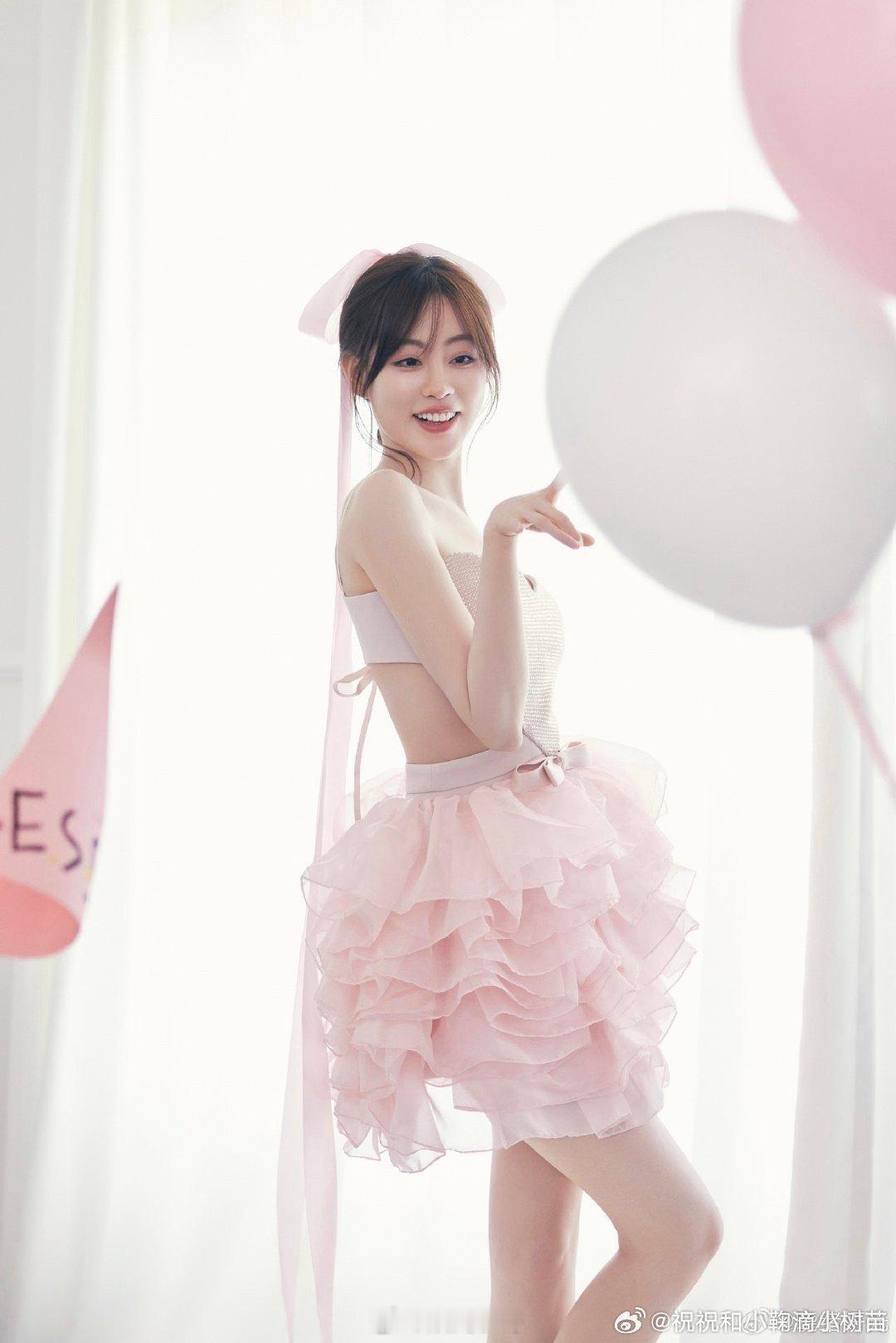 祝绪丹美商 谁不说祝绪丹会打扮啊！妆容精致不厚重，发型也选得特合适，跟裙子风格配