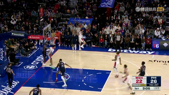 奇才新星惠特摩尔的扣篮真是赏心悦目！在今天奇才客场挑战76人的比赛中，当时比赛进