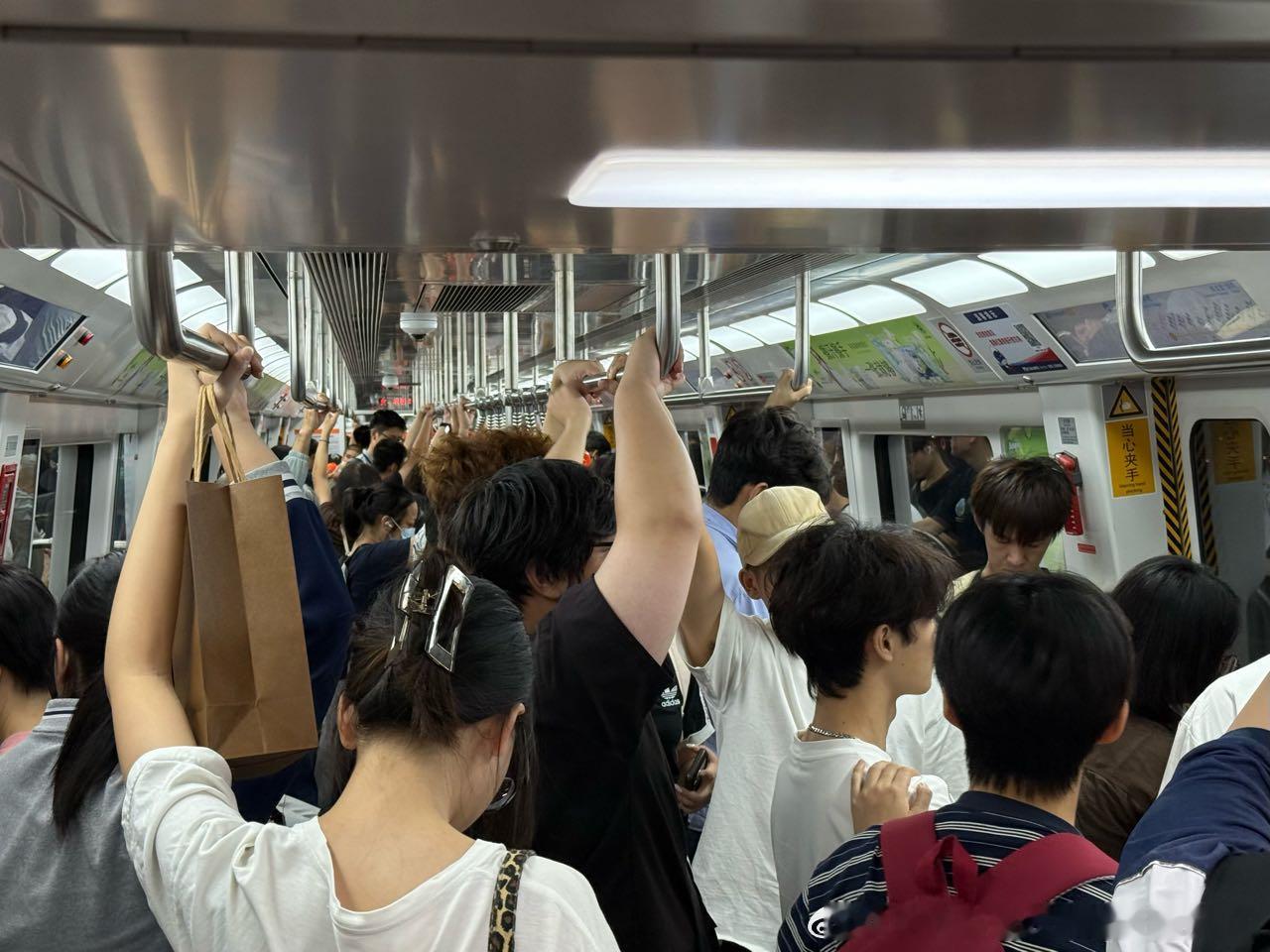 厦门地铁网友： 2026.10.25（周日，厦门天气阴）。P1：16:09，厦门