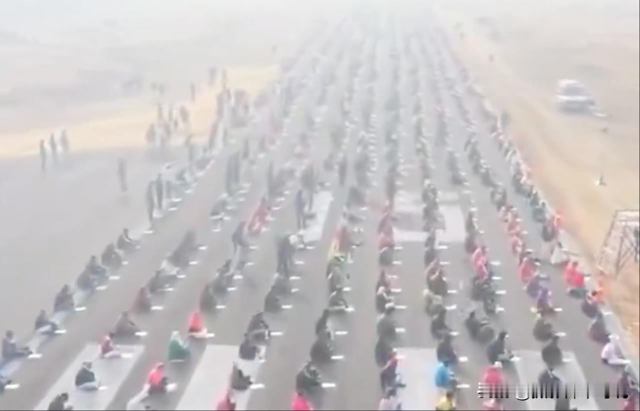 印度8000人在露天席地而坐参加考试，看起来十分壮观，恐怕这也是独一份儿了吧！1