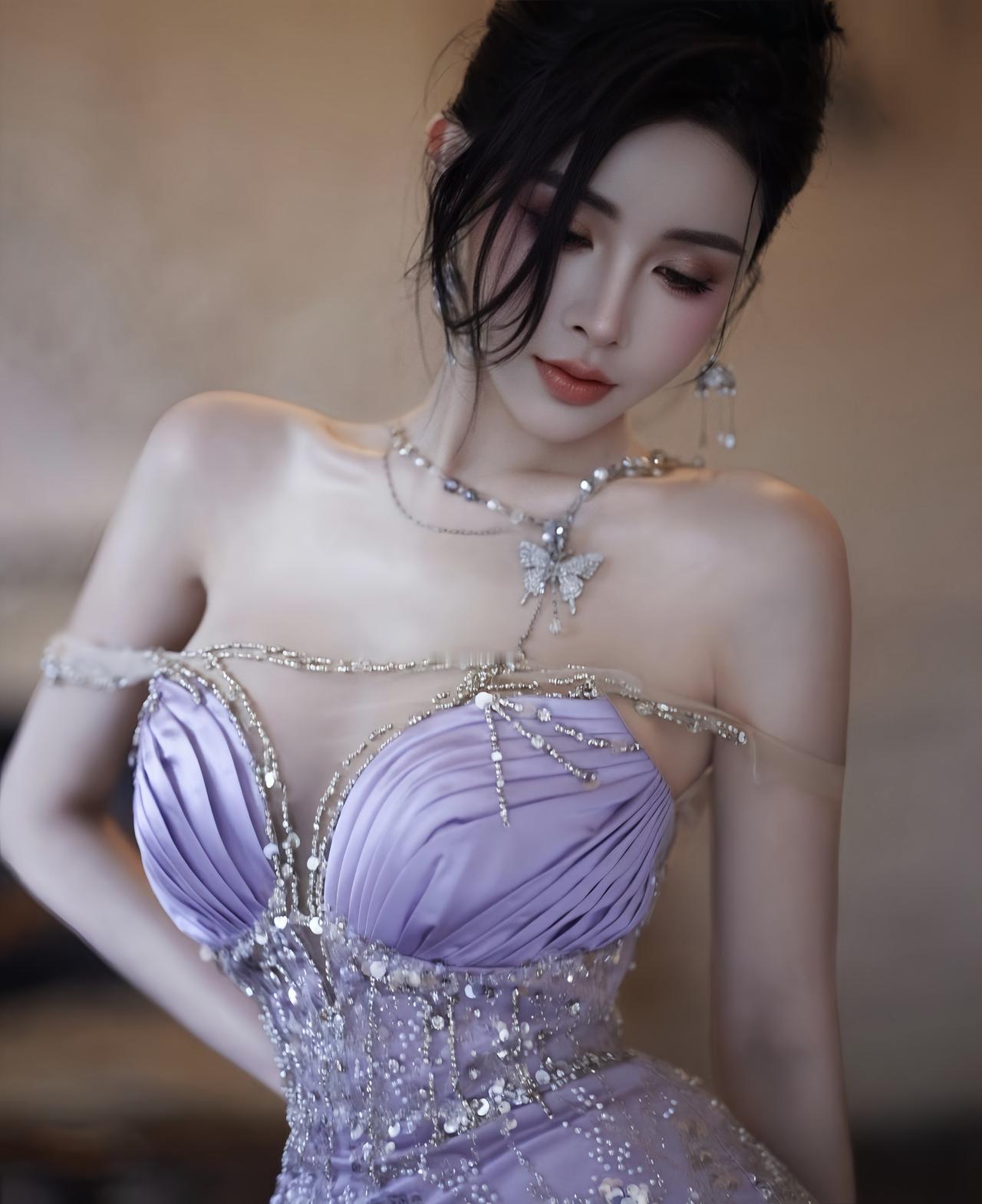 紫色系御姐，婀娜多姿迷人身材！