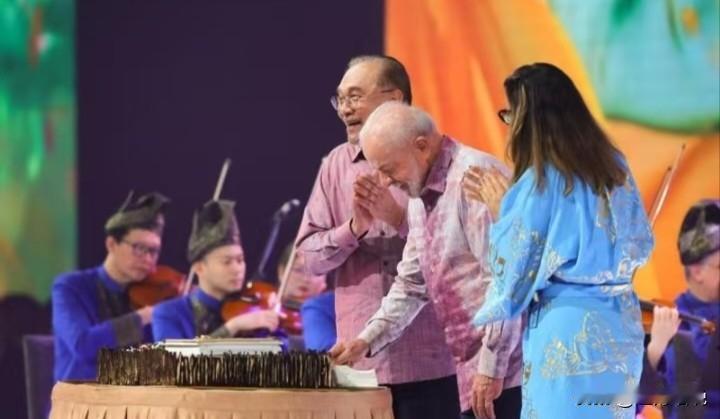 亚细安峰会晚宴上的生日惊喜：80岁的卢拉迎来“温情时刻”
 
在亚细安峰会的第二