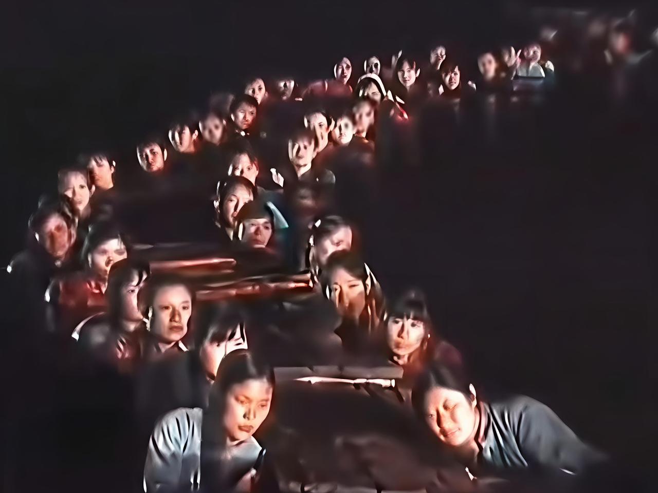 侄子问我项羽为啥宁死也不肯过江东？
我拿出这张沂蒙女子火线桥的照片问他，你觉得哪