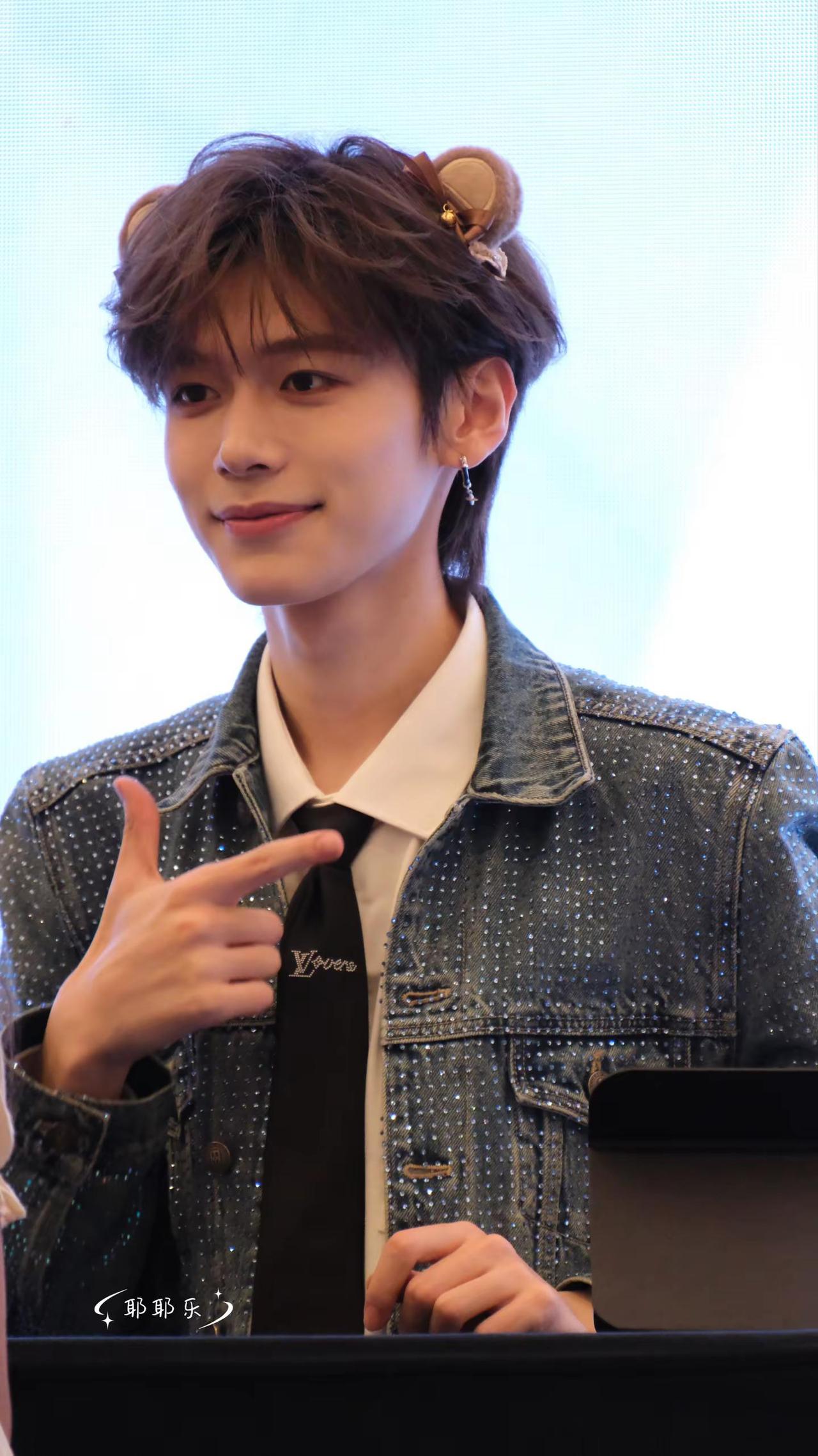 本人脸真的好小好帅🥹