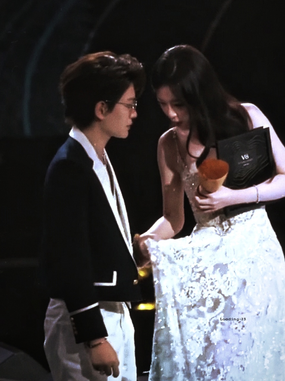“光奖杯不够吧，得奖人要不要？” 