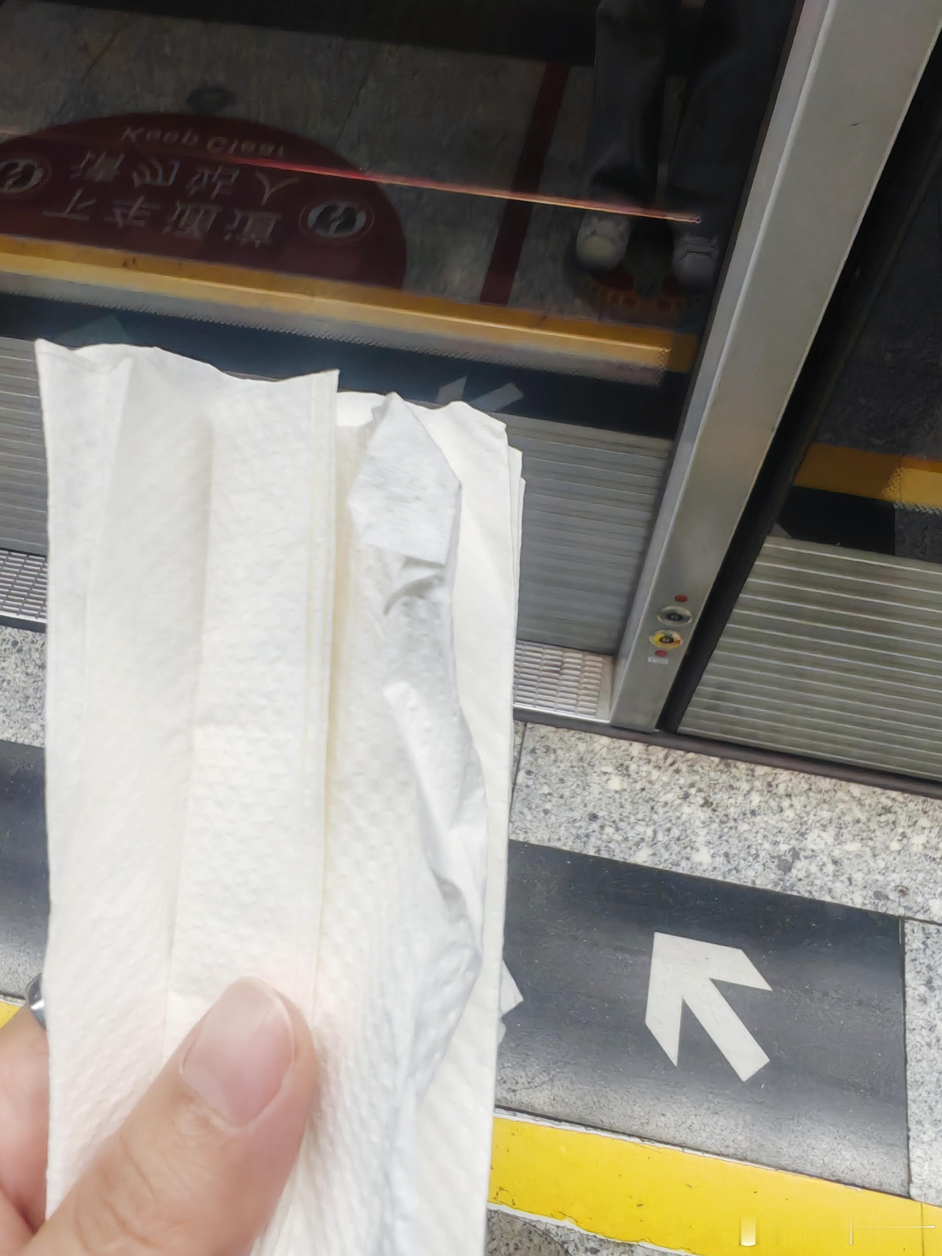 感谢陌生人的善意🥹等地铁的时候，保安大哥看我站那儿满头大汗的，于是给我递了几张