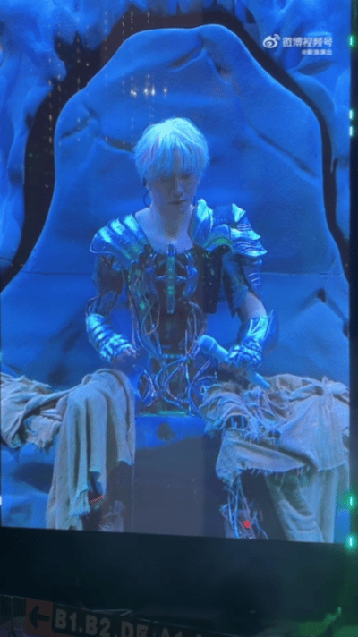 薛之谦与薛之谦Ai机器人共唱骆驼 远看是老薛深情开唱，近看竟是AI机器人！合唱《