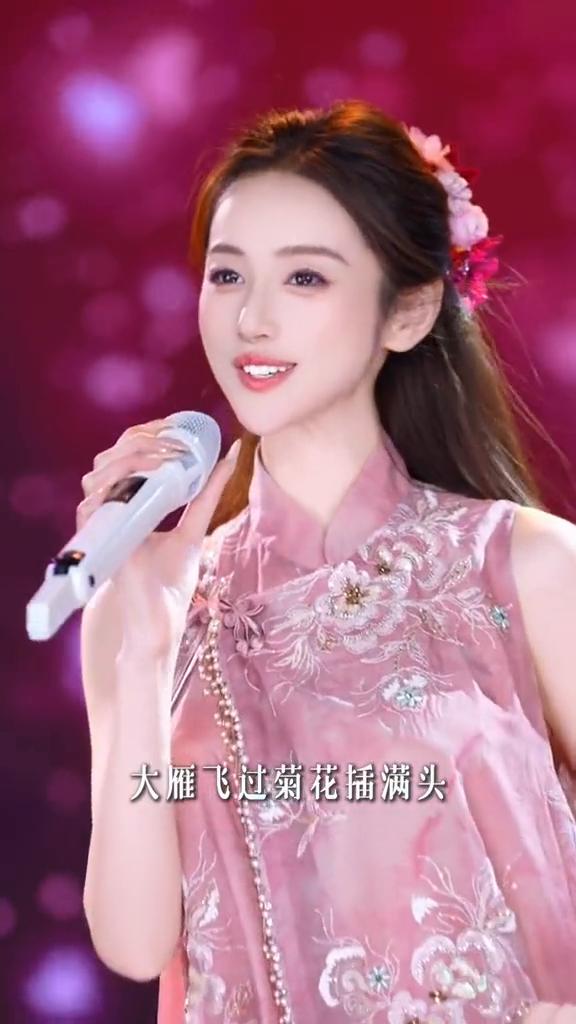 《中华民谣》。
《中华民谣》。
醉人的笑容里有没有，大雁飞过菊花插满头。朝花夕拾