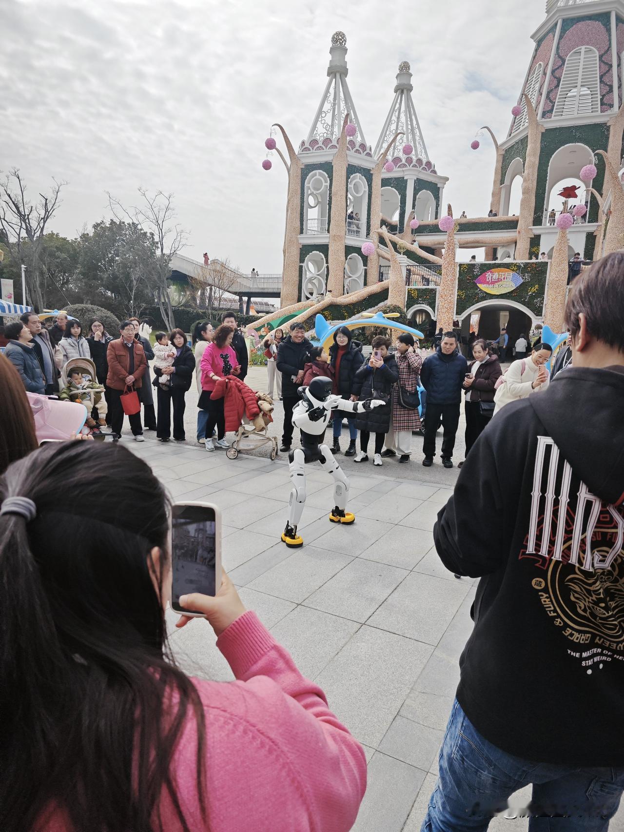 街拍城市建筑仰拍时刚好撞见半缕晨光斜擦过写字楼的玻璃幕墙，洇出碎金似的光。老巷口