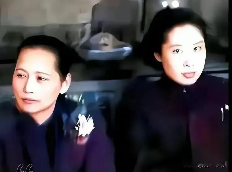 两位伟大的女性。时年56岁的宋庆龄先生（左）和28岁的王光美女士（右）的合影。一