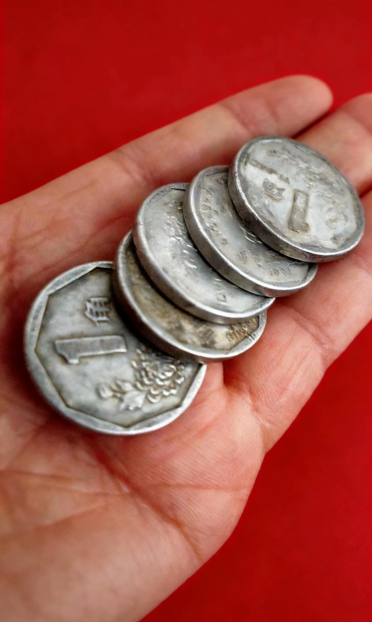 最近好多人被“1993年菊花一角硬币能卖天价”骗了。网上说单枚能卖16万甚至45