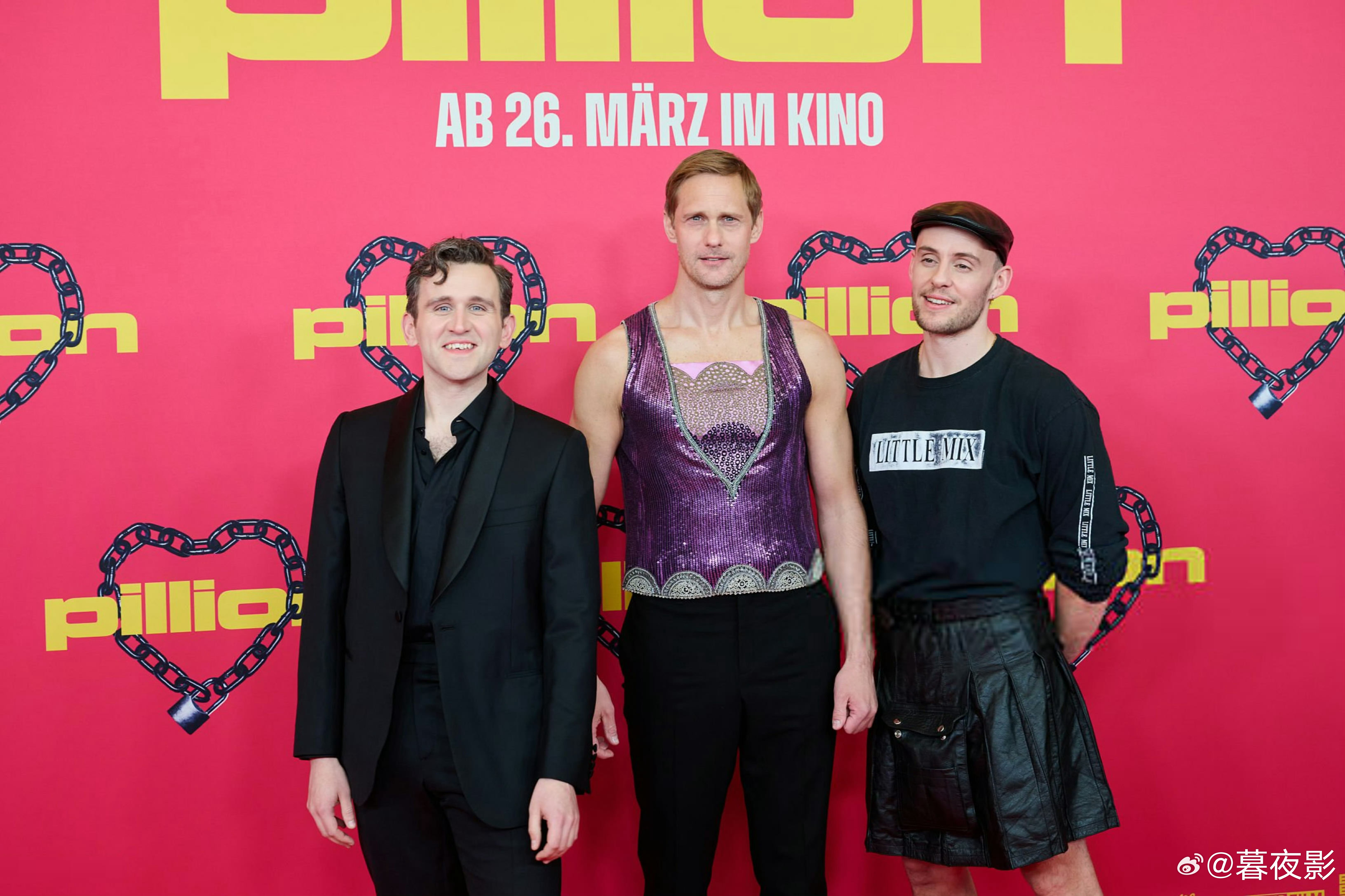 “E大”亚历山大·斯卡斯加德性感新造型亮相主演同性力作《后座》特映会！！搭档哈利