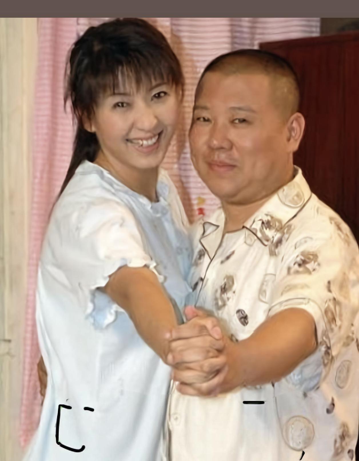 郭德纲和闫学晶拍摄电视剧《小房东》时，留下的一张剧照。说实话他们两个挺有夫妻相的