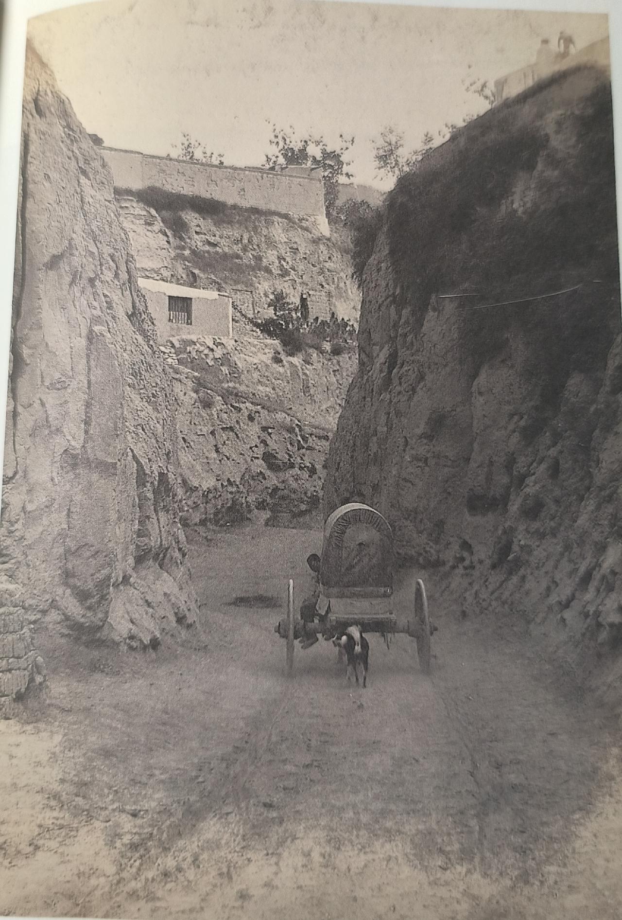 老照片解读  ｜在黄土高坡沟壑中行走
 
1928年山西乡间，黄土侵蚀形成的地沟