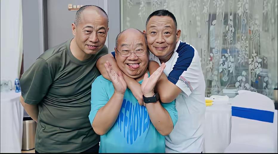 于东来与哥哥于东军（中）