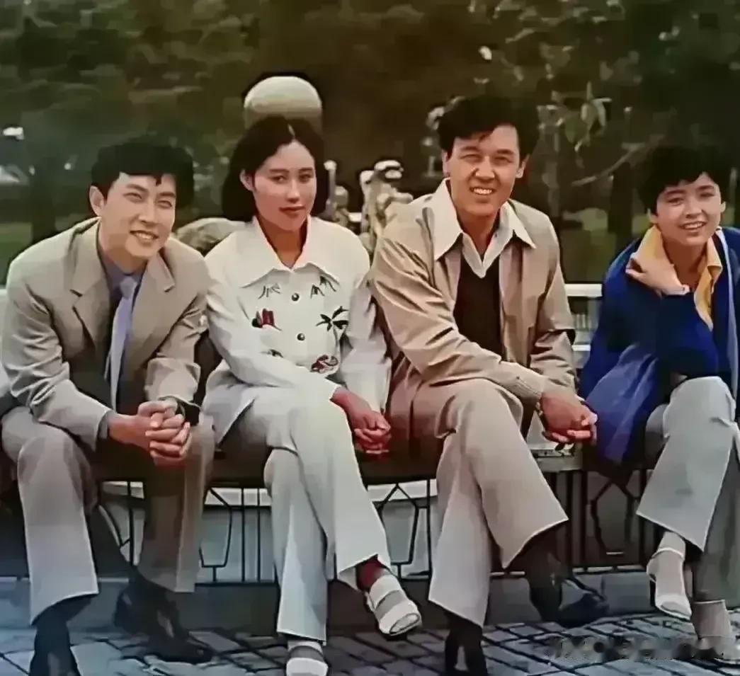 能认出这四个人的，肯定都不年轻了，至少不是70后就是60后的，我一个80后，只看