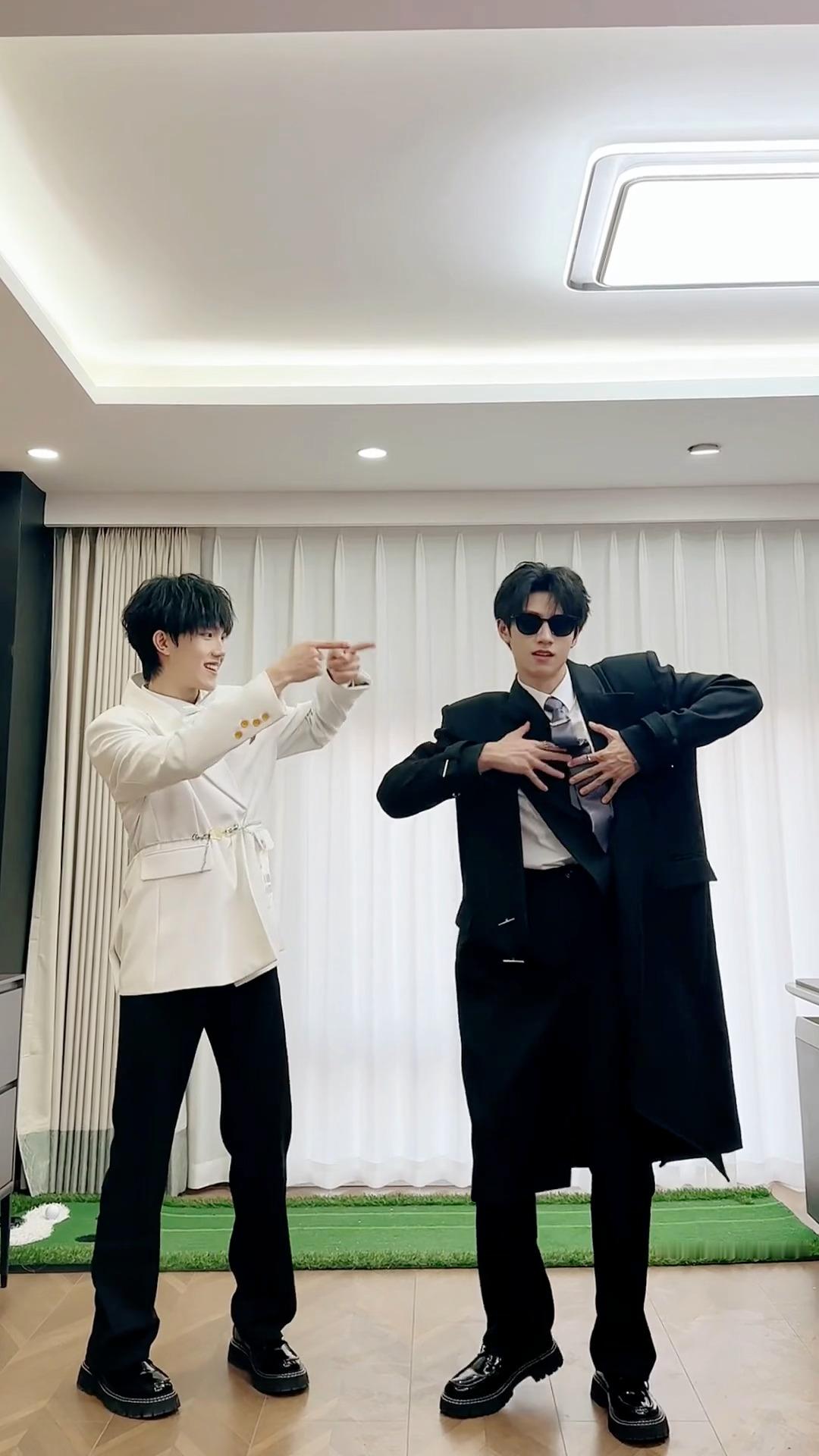 朱志鑫苏新皓团内唯一百万双人cha  杀疯了！ 凭“美杜莎帝后美学”炸穿全网！舞