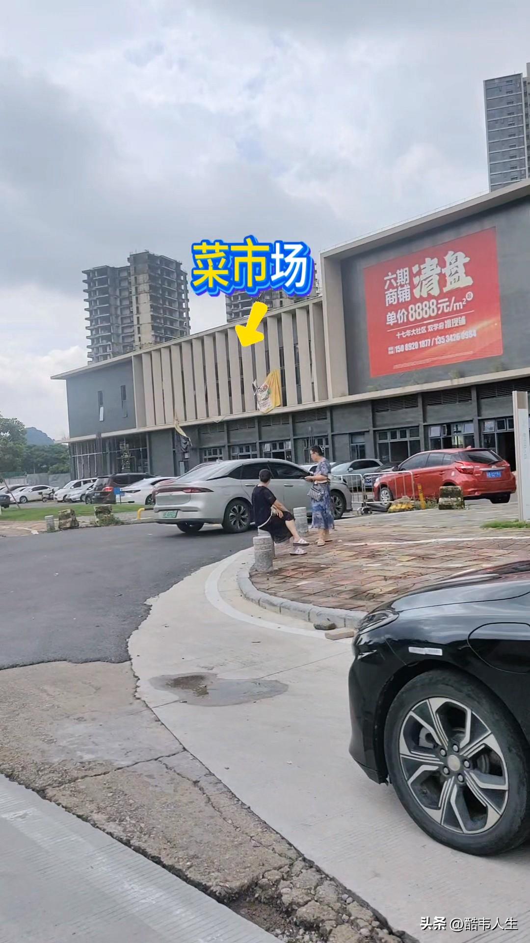 骑车在小区的外围转了一下，经过龙海二路，忍不住多观察了一下。映入眼帘的是，早就建