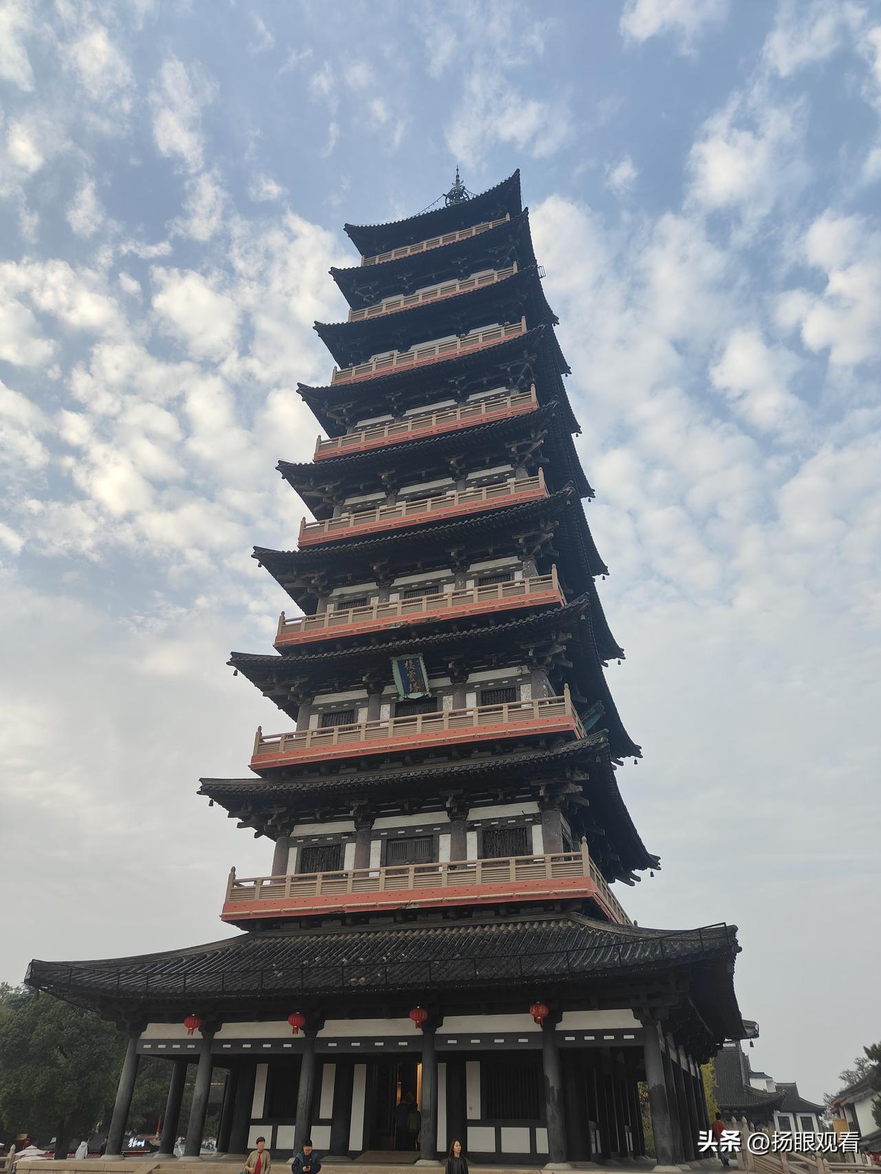 扬州大明寺栖灵塔是李白笔下的千年登高绝景🏯
 
“宝塔凌苍苍，登攀览四荒”🍂