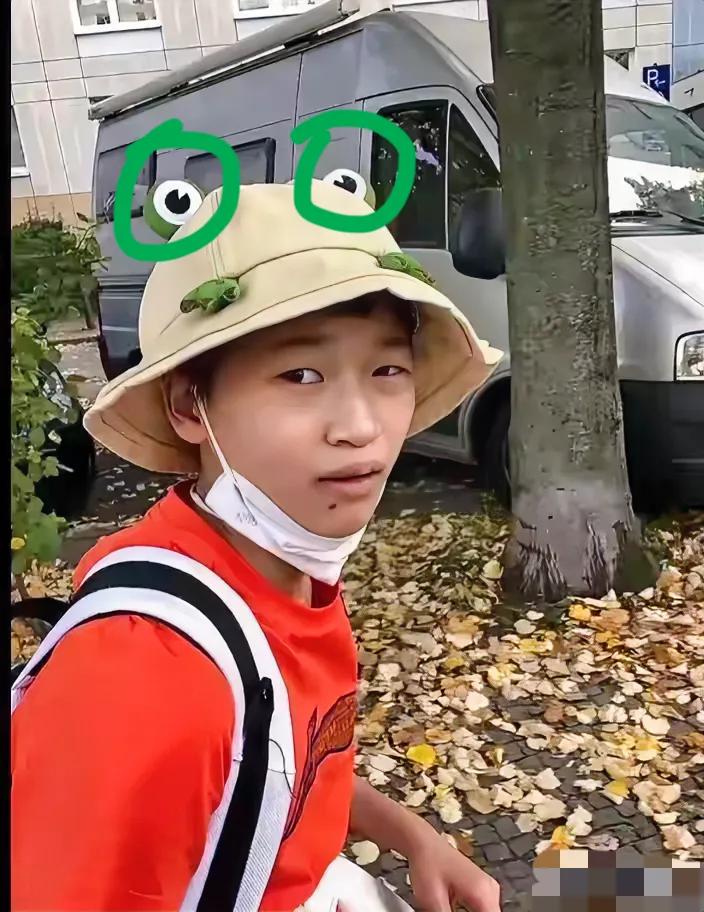 看一次笑一次！小婵宝这一身装扮是想要“干什么”？“化妆”成这样，难道是去野外“狩