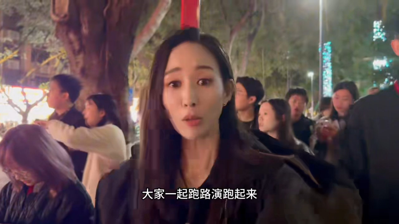 张钧甯路演真是跑着来的谁懂张钧甯的敬业！《匿杀》路演遇堵车，她二话不说下车狂奔赴