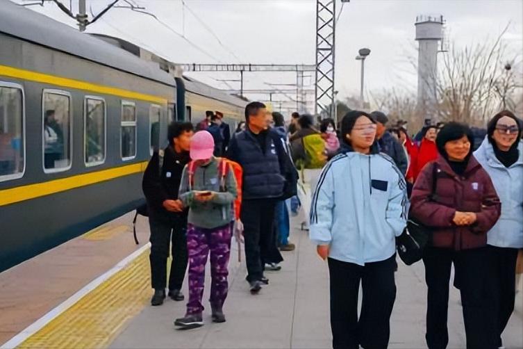 【2月21日西铁局预计发送旅客56万人次】2月21日，春运第二十天。中国铁路西安