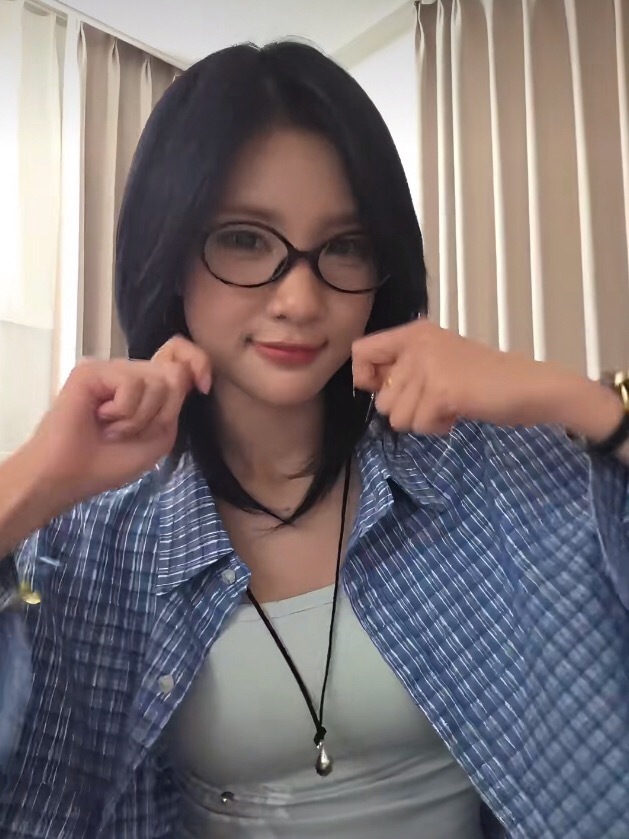 我们家孝女给自己打扮的又帅又美后的第一件事就是来开直播和大家聊天…我爱死她了 