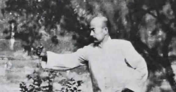 1936年，武术家寇运兴在德国柏林表演武术，遭到芬兰拳击手挑衅，说：我要用拳击挑