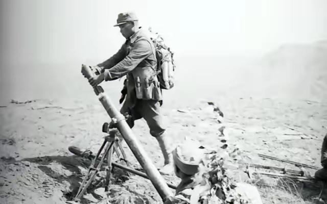 1940年，八路军炮兵营长赵章成正在吃饭，被辣椒辣到涕泗横流。忽然，他眼前一亮：