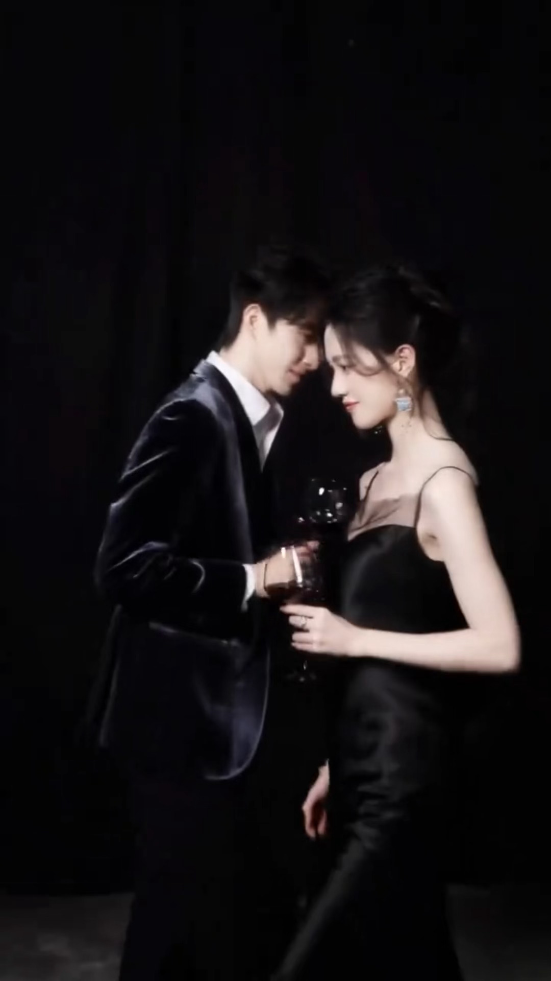 豪门夫妇敖瑞鹏沈羽洁碰杯转场视频不二之臣敖瑞鹏沈羽洁碰杯转场视频