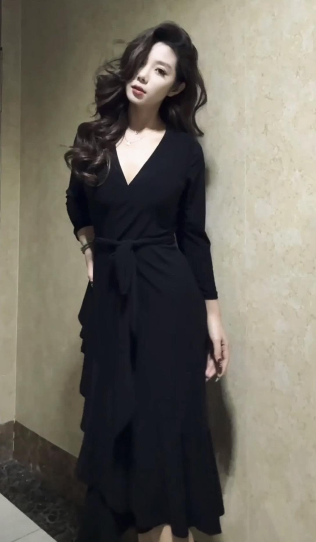 裙摆与阴影共舞 而你是唯一的光源