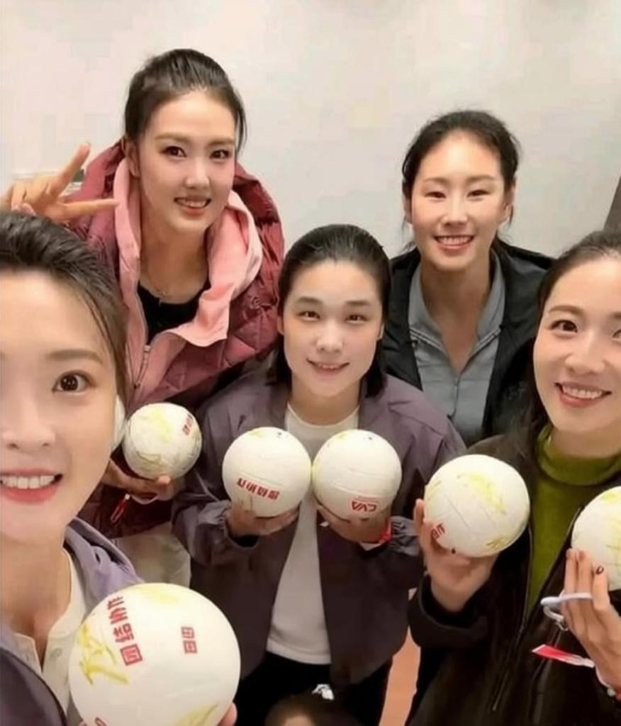 5位女排前国手同框：张常宁云鬓花颜，俊目流眄，耀若春华；惠若琪凤眼如虹，素齿如贝