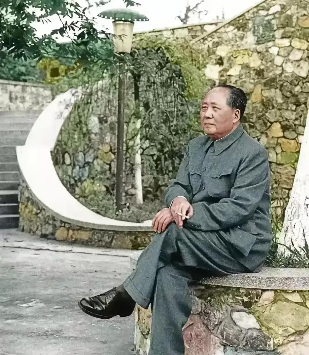 每当毛主席身着经典的中山装，那股子气势便油然而生，仿佛任何场合都无法动摇他的坚定
