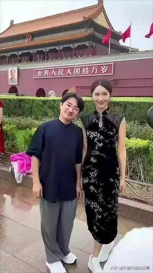 这对明星夫妻挺接地气的，不化妆，不开美颜，看着有气质，他们的身高差异比较大，但他