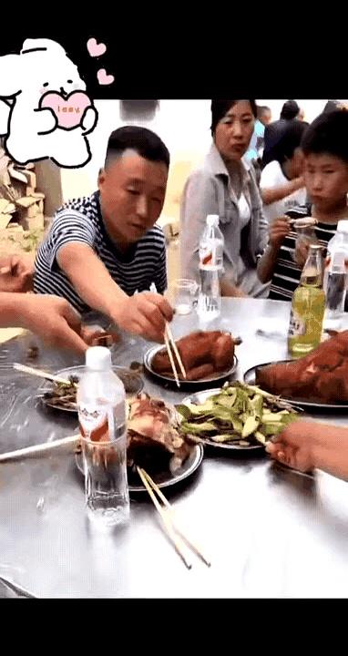 你别真以为他是在跟你开玩笑。
很多时候，表面上笑嘻嘻，实际就是想试探你、拿捏你，