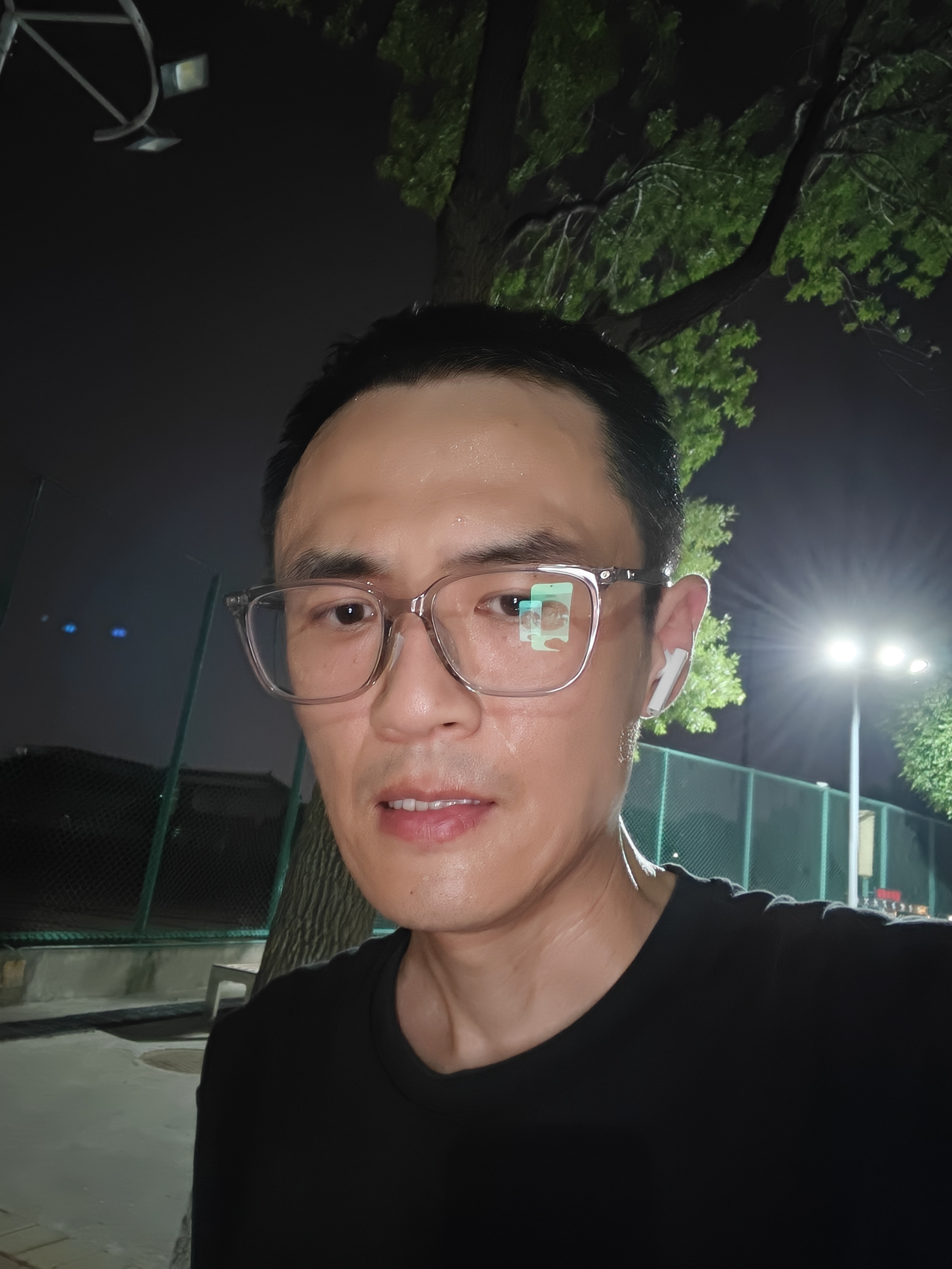 跑完了，满身大汗珍惜胳膊腿还能活动的年月吧， 