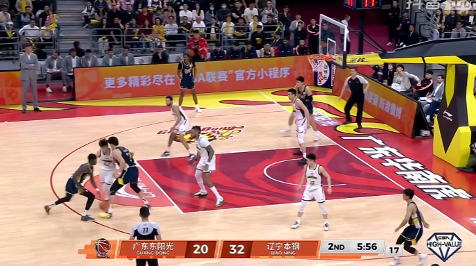 萨姆纳+麦考尔+徐杰的这个外线组合效果很不好啊，3个人都要运，然后场上就要出现3