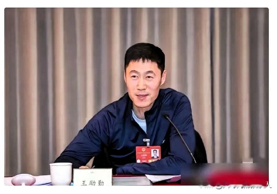 国乒输了，全网都在骂。王励勤一句话没说，直接在球员通道堵住林诗栋。

小伙子低着
