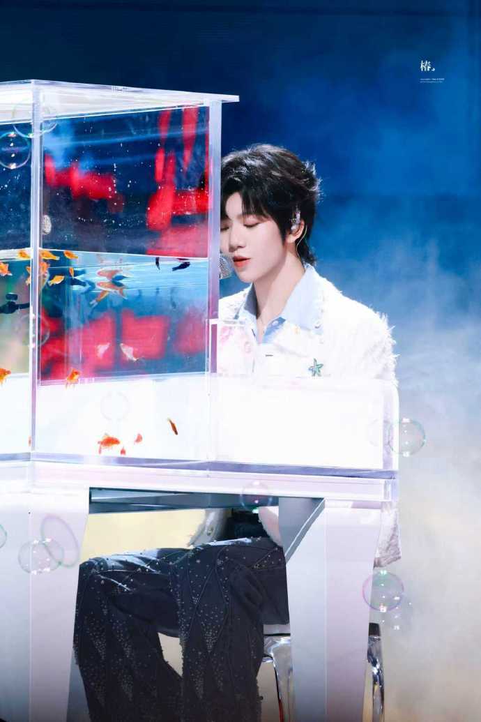 张函瑞我是一只鱼神图  张函瑞 荣耀之战  我是一只鱼舞台饭拍张张都是神图来的吧